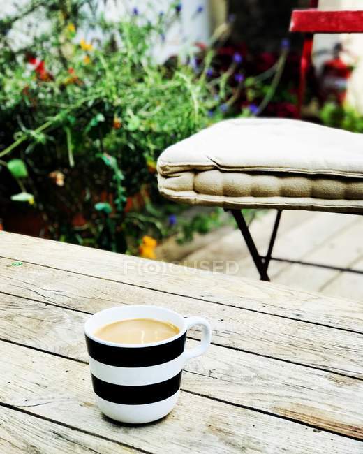 Tazza di tè su un tavolo da giardino, Israele — Foto stock