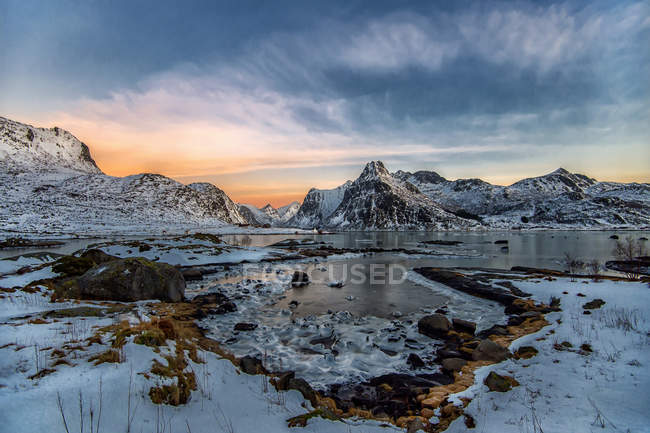 Pôr do sol sobre a paisagem da montanha, Lofoten, Nordland, Noruega — Fotografia de Stock