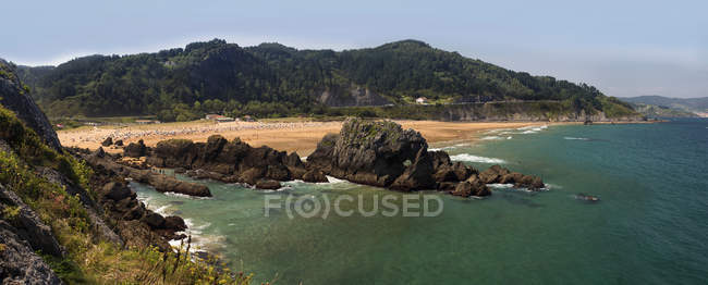 Vista panorámica de la playa de Laga, Ibarrangelua, Bizkaia, País Vasco, España - foto de stock