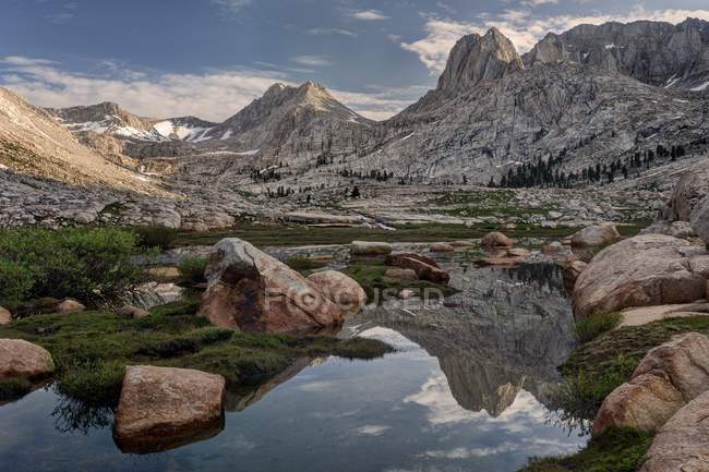 Reflections in the Miter Basin, Kings Canyon National Park, Califórnia, Estados Unidos — Fotografia de Stock