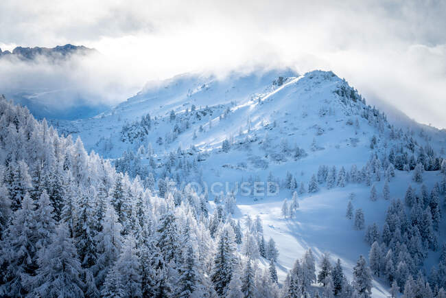 Vue aérienne de belles montagnes dans les Alpes suisses — Photo de stock