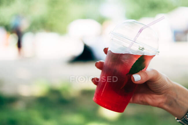 Woman hand holding sangria cocktail — Stock Photo