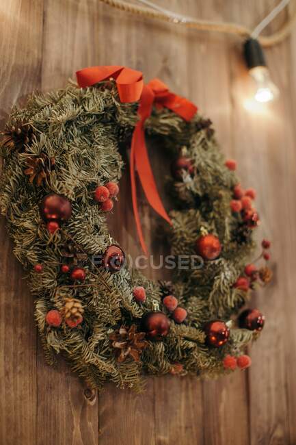 Рождественское украшение елкой и шишками — стоковое фото