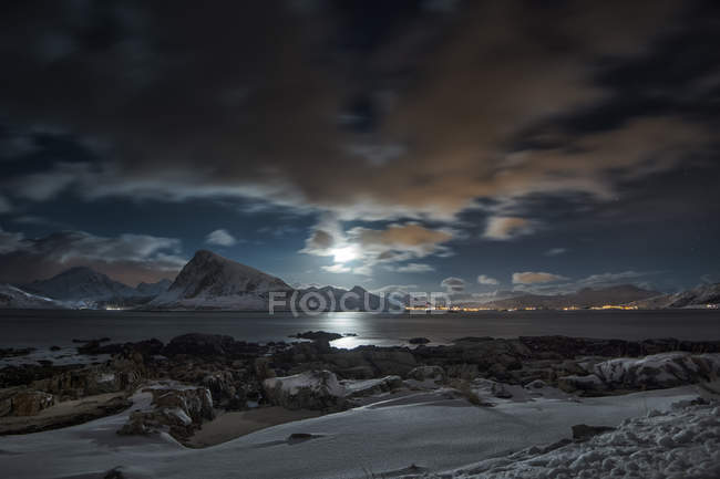 Vista panorámica del paisaje de montaña, Napp, Flakstad, Nordland, Noruega - foto de stock