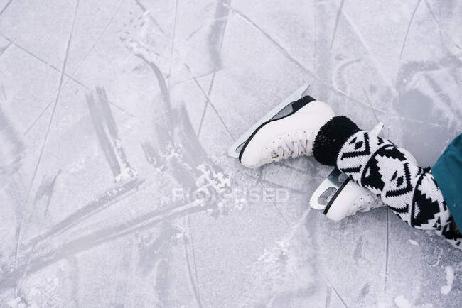 Close-up de uma menina pés vestindo patins de gelo — Fotografia de Stock
