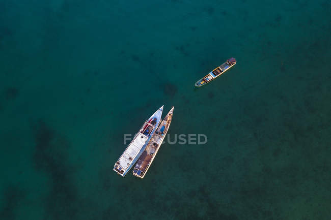 Vista aerea di barche da pesca in mare, Isole Kai, Maluku, Indonesia — Foto stock