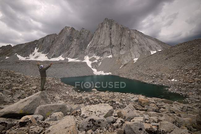 Man standing in front of Mount Tyndall with his arms outstretched, Kings Canyon National Park, Califórnia, Estados Unidos — Fotografia de Stock
