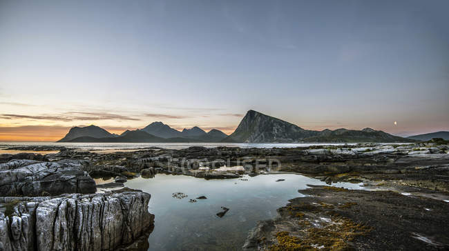 Vista panorâmica da paisagem montanhosa costeira ao pôr do sol, Lofoten, Nordland, Noruega — Fotografia de Stock