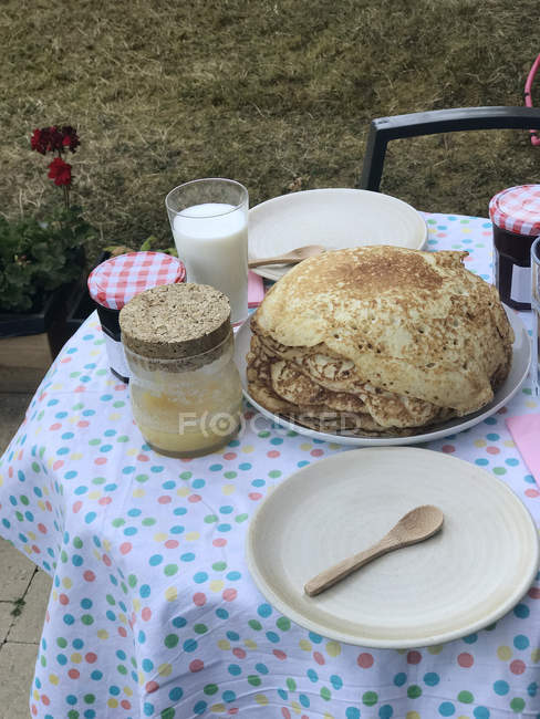 Empilement de crêpes avec confiture sur une table de petit déjeuner — Photo de stock