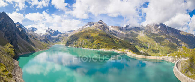 Вид на гірське озеро в австрійських Альпах (Швейцарія). — стокове фото
