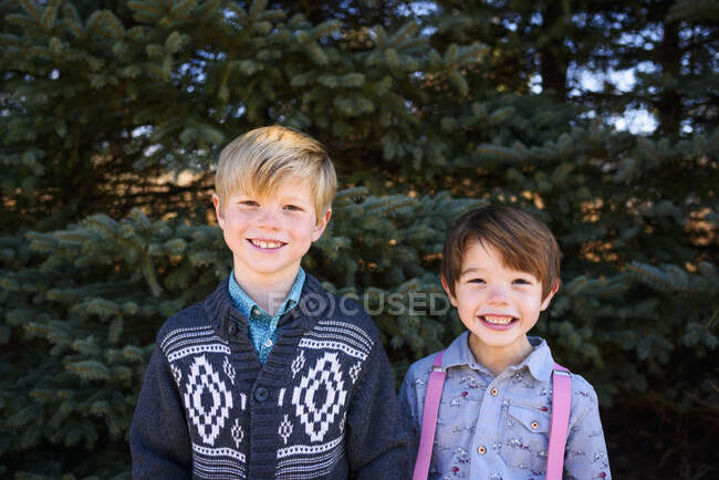 Портрет двух мальчиков, стоящих вместе — стоковое фото