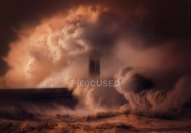 Vagues s'écrasant contre un phare lors d'une tempête, Italie — Photo de stock
