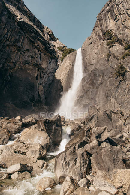 Vue panoramique sur la cascade, parc national de Yosemite, Californie, Amérique, USA — Photo de stock