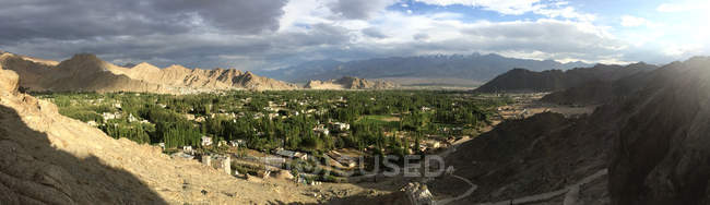 Vista panorámica del paisaje urbano, Leh, Ladakh, India - foto de stock