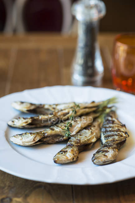 Plate of fried fish, selective focus — Stock Photo