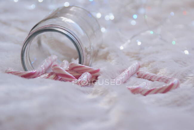 Bastones de caramelo rosa y blanco sobre fondo claro - foto de stock