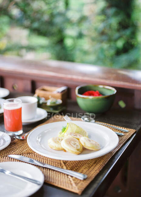 Delicioso desayuno de panqueques servido en la mesa - foto de stock