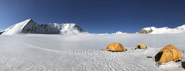 Scenic view of Tents on Bandarpunch, mountain, Himalayas, Uttarakhand, India — Stock Photo