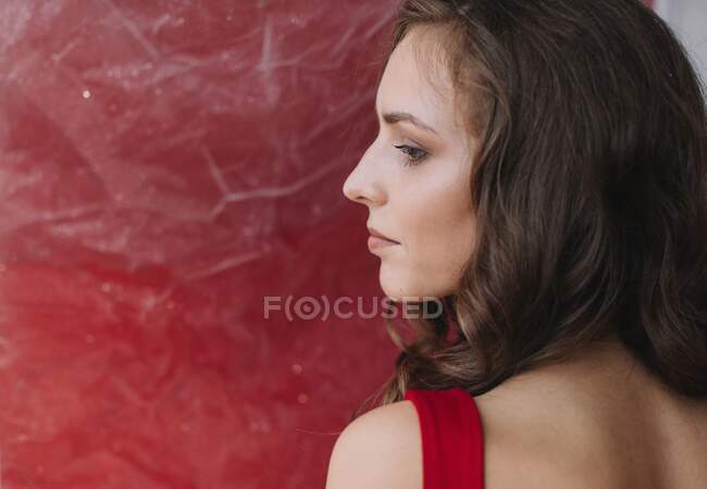 Портрет красивой молодой женщины с красными губами — стоковое фото