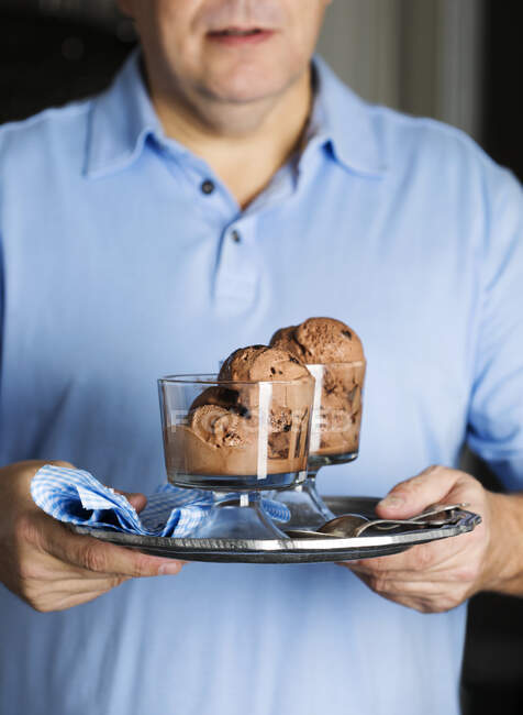 Uomo che serve gelato al cioccolato — Foto stock