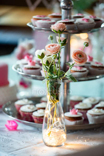 Cupcakes saborosos em um cakestand, vista close-up — Fotografia de Stock