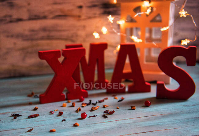 Decoración de Navidad, linterna y luces de hadas - foto de stock