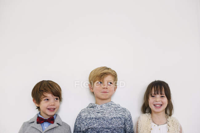 Retrato de tres niños sonrientes - foto de stock