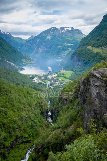 Geiranger fjord desde Flydalsjuvet, Geiranger, More og Romsdal, Noruega - foto de stock