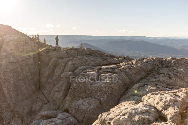 Femme regardant la vue dans les Black Hills, Dakota du Sud, Amérique, USA — Photo de stock