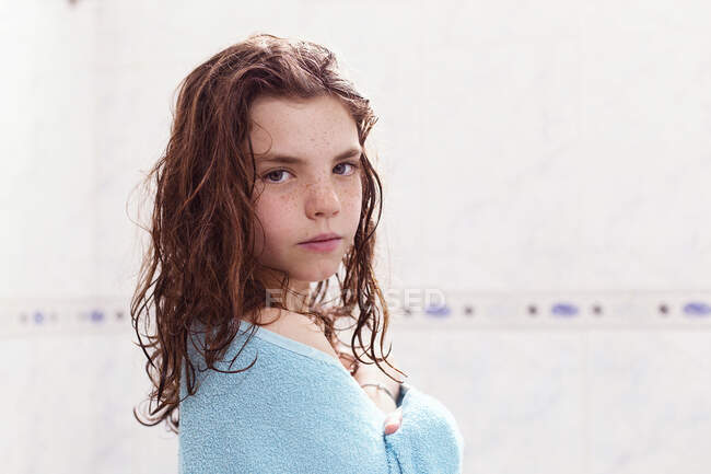 Porträt eines Mädchens, das im Badezimmer steht, eingewickelt in ein Handtuch, Spanien — Stockfoto