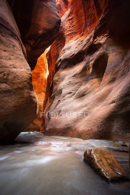 Wasser fließt durch kanarraville slot canyon, zion nationalpark, utah, amerika, usa — Stockfoto