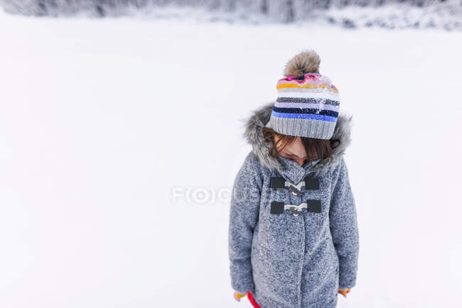 Портрет молодой девушки на улице в снегу — стоковое фото