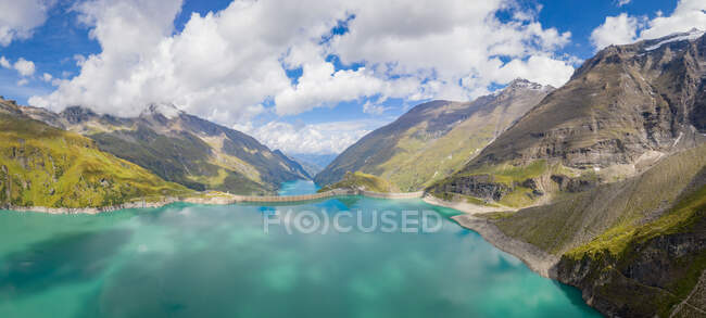Vista del lago de montaña en los Alpes austríacos, Suiza - foto de stock