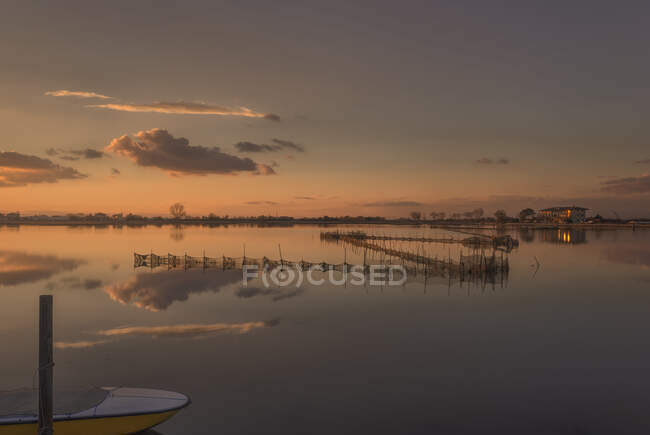 Belo céu por do sol sobre o lago — Fotografia de Stock