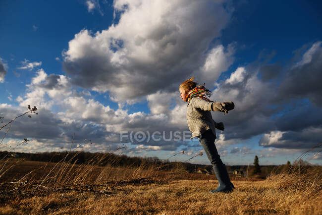 Vue du garçon au champ d'automne sous un ciel nuageux — Photo de stock