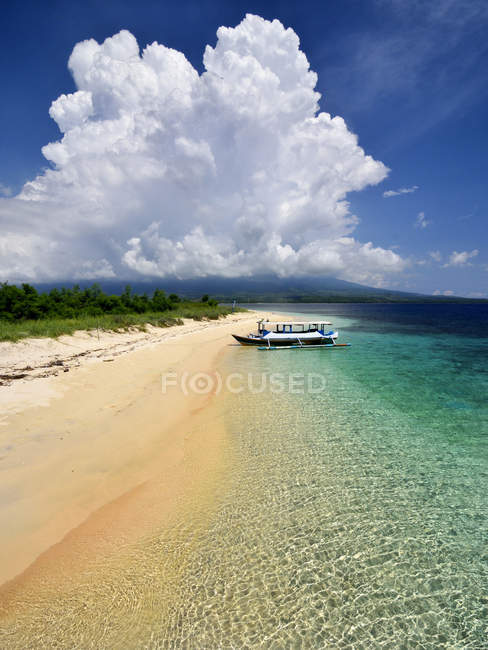 Vista panorámica del barco anclado en la playa, Gili Kondo, Lombok Oriental, Indonesia - foto de stock