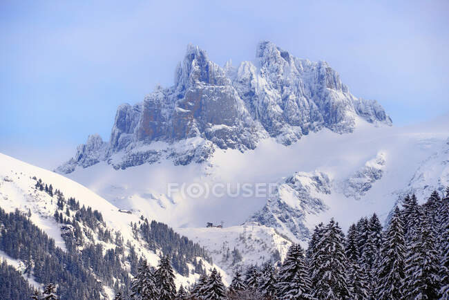 Hermosa vista de las montañas cubiertas de nieve - foto de stock