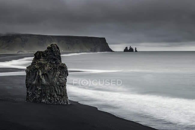 Vue panoramique sur la majestueuse plage de Dyrholaey, Islande — Photo de stock