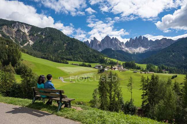 Couple in green scene with rocks view — Stock Photo