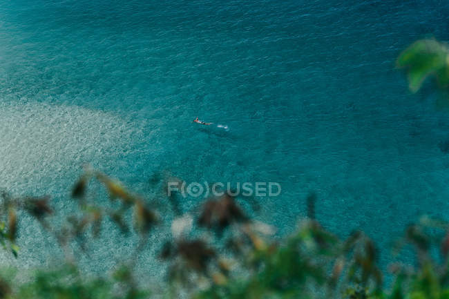 Vista aérea de un hombre nadando en el océano, Waimea Bay, Oahu, Hawaii, America, USA - foto de stock