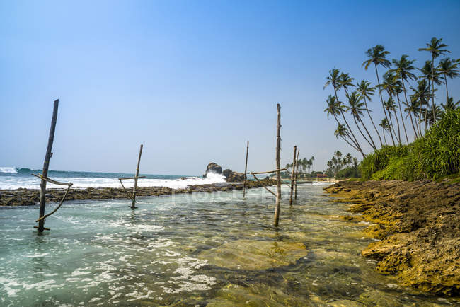 Pólos de pesca, Praia de Koggala, Galle, Sri Lanka — Fotografia de Stock