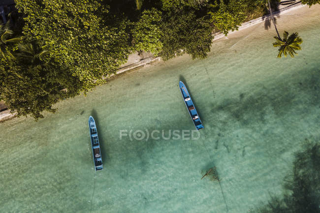 Vista panorámica de la playa de Ngilngof, Islas Kai, Maluku, Indonesia - foto de stock