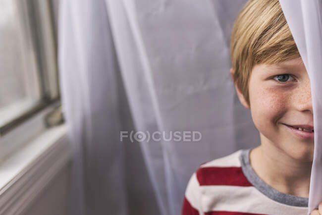 Retrato de un chico rubio con pecas - foto de stock