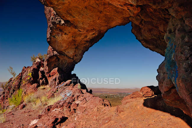 Una vista della città dell'Arizona di Aguila dall'interno dell'occhio di arco alla sommità della montagna dell'occhio dell'aquila, Stati Uniti — Foto stock