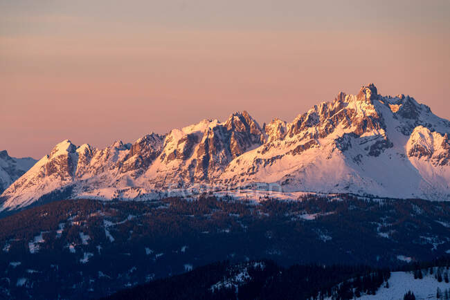Bela vista de montanhas cobertas de neve no pôr do sol — Fotografia de Stock