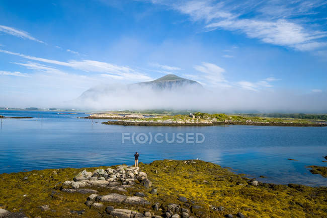 Man looking at mountains in clouds, Hustadvika, More og Romsdal, Norway — Stock Photo