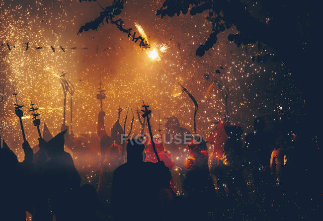 Siluetas de personas en el Festival de Correfoc, Cataluña, España - foto de stock