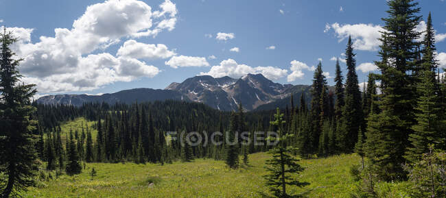 Beautiful landscape with mountains and blue sky — Stock Photo