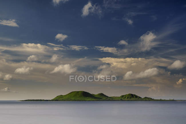 Vista panorámica de la isla de Kalong, Sumbawa, West Nusa Tenggara, Indonesia - foto de stock