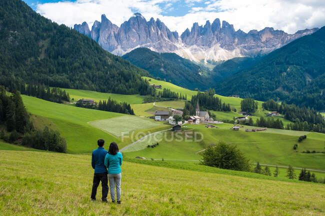 Casal em cena verde com vista rochas — Fotografia de Stock